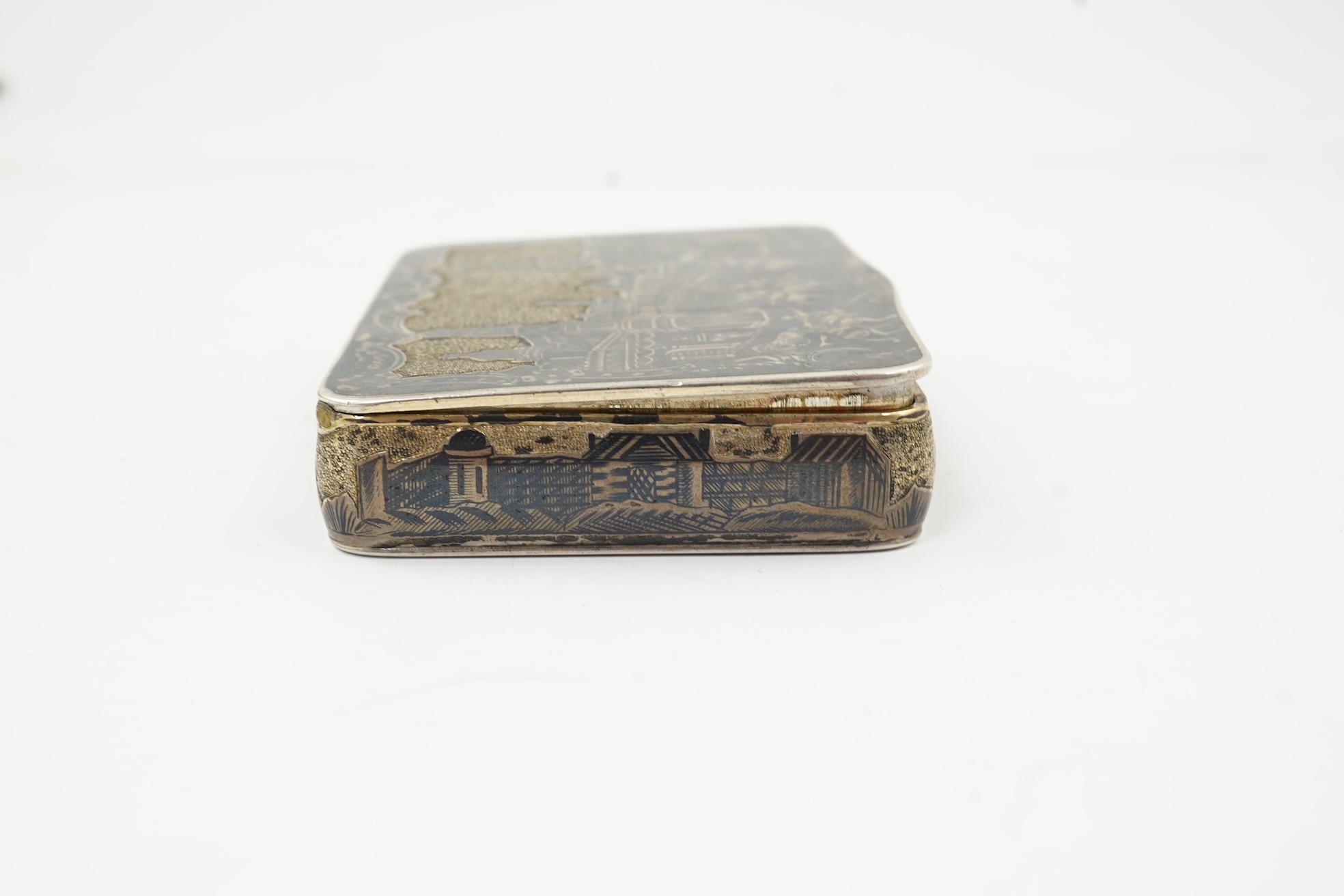 An early 19th century Russian 84 zolotnik and niello rectangular snuff box, assay master Andrei Kovalsky, Moscow, 1825